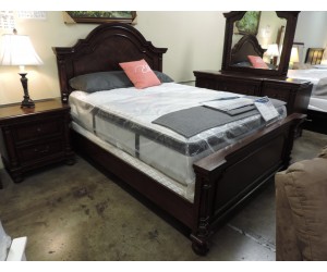Floor Models - 4 Pc Walnut Queen Bedroom Set