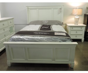 Floor Models - 4 Pc White Queen Bedroom Set